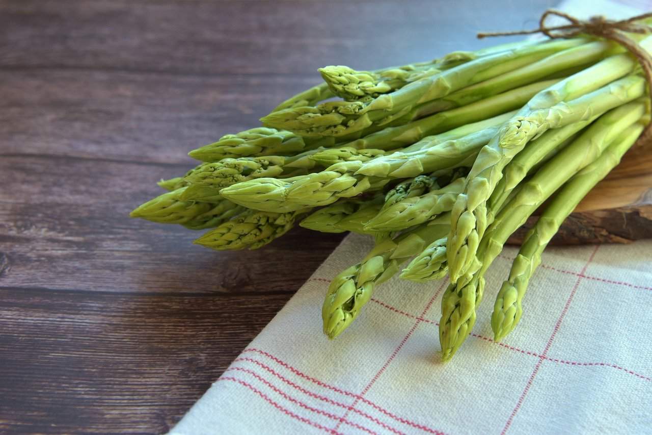 Królewskie warzywo w domowej kuchni – jakie potrawy fit można przyrządzić ze szparagów?