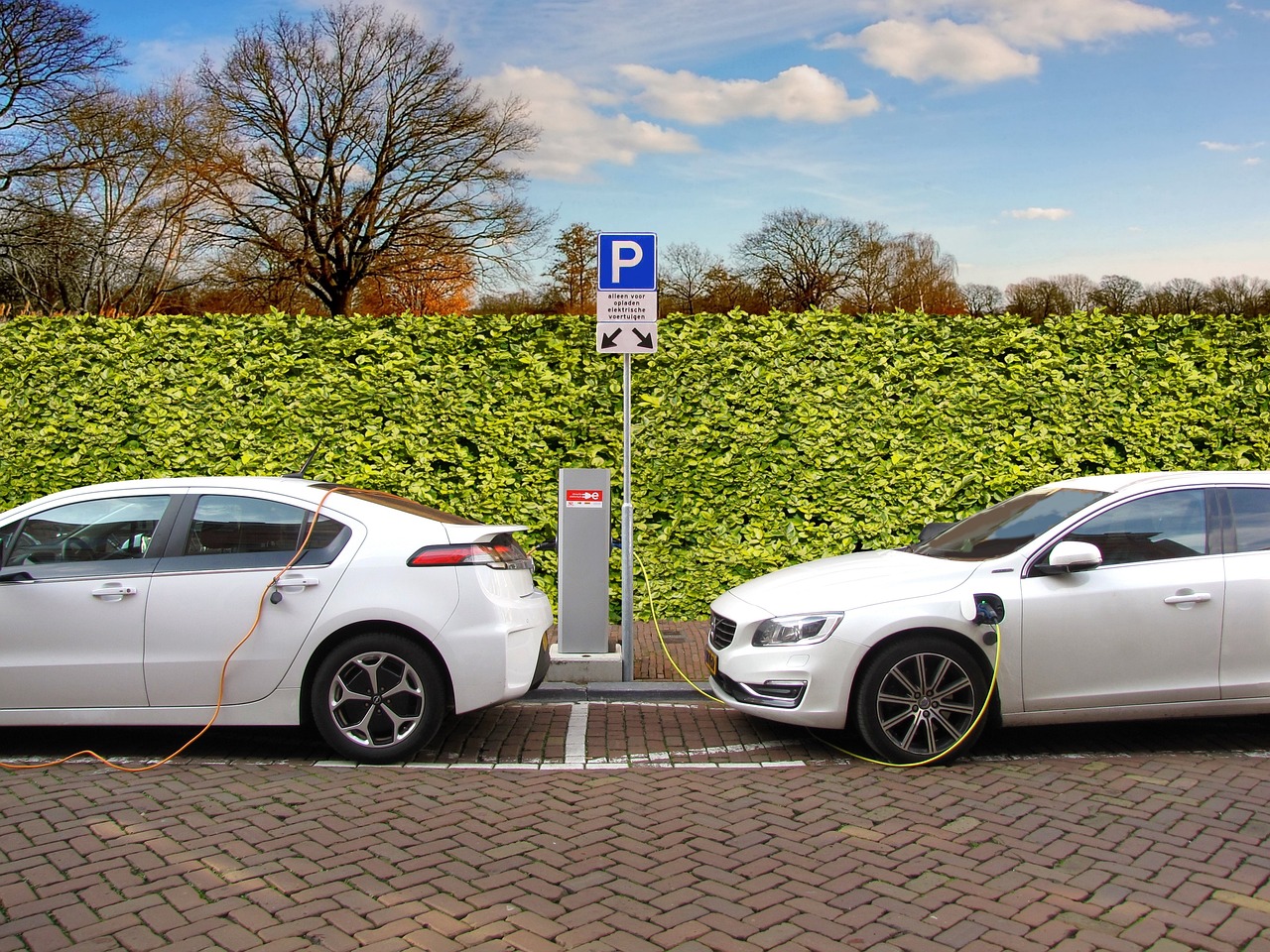 Stacje ładowania samochodów elektrycznych: Rozwój, dostępność i przyszłość