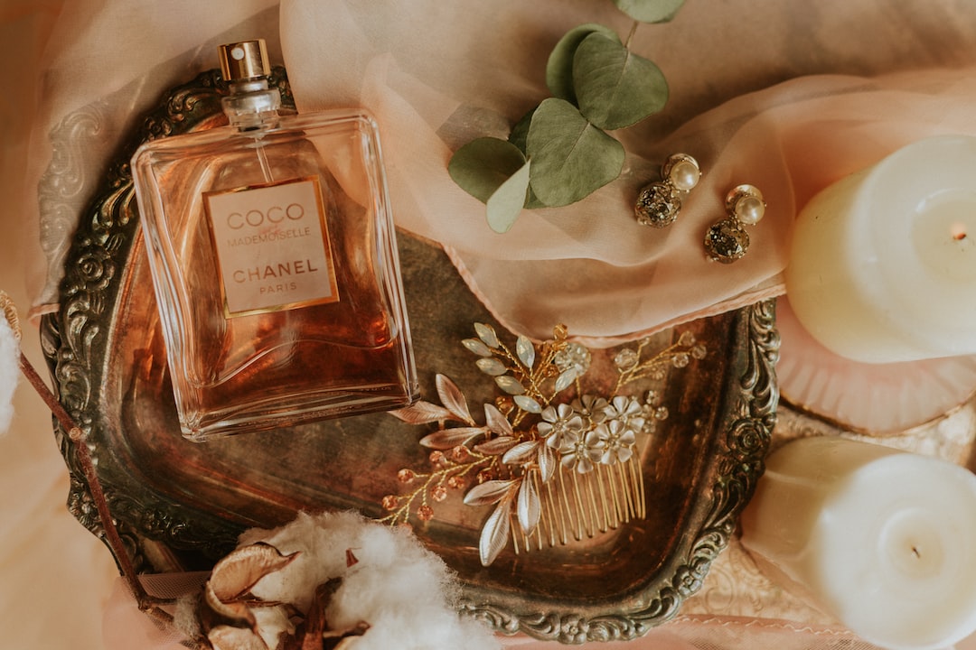 Odkrywanie luksusowych zapachów – jak wybrać perfumy, które podkreślą twoją osobowość