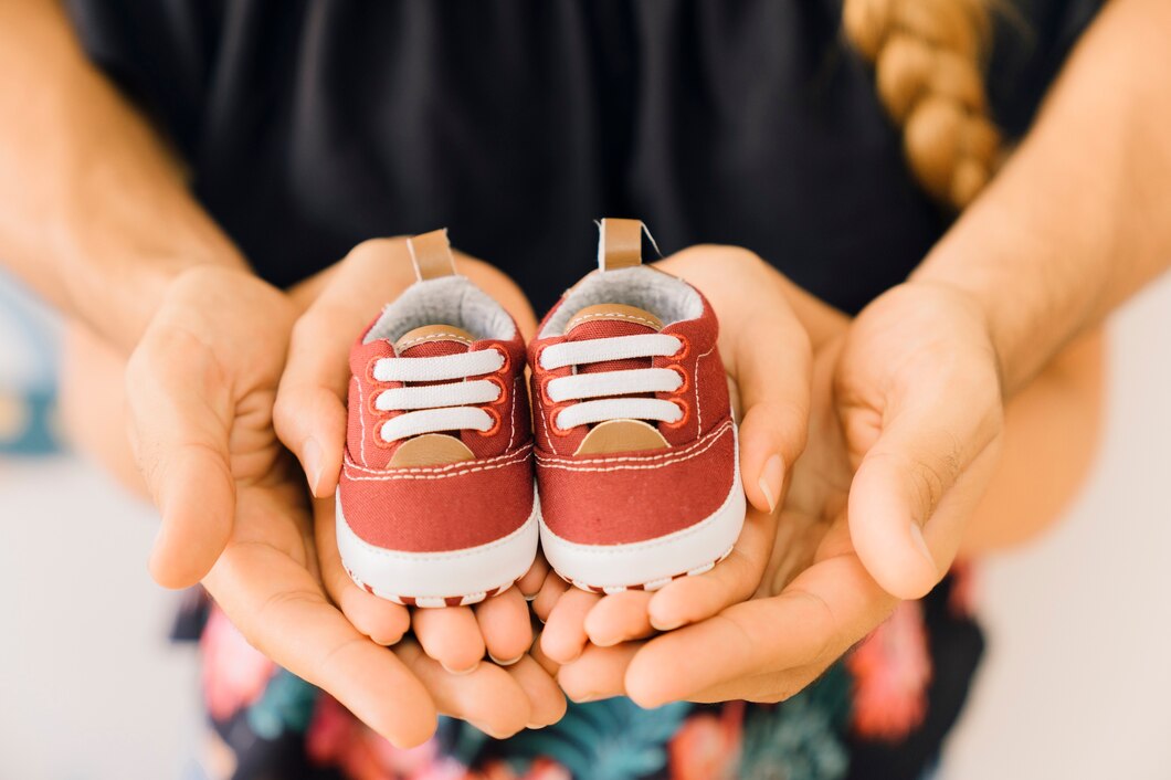 Jak wybrać odpowiednie buty dla rozwijających się stóp dziecka: Poradnik dla rodziców