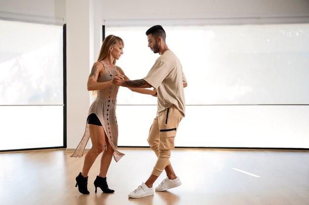 Jak wybrać idealny kurs tańca towarzyskiego dla siebie?